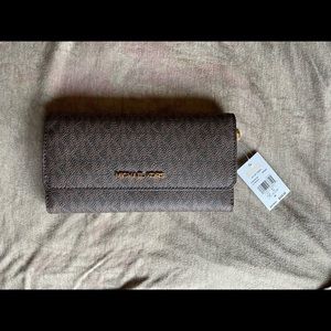 Brand new Michael Kor's wallet